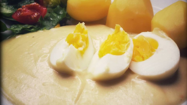brambory s vejci v horcicne omacce