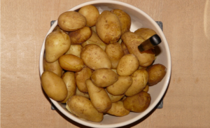 varene brambory ve slupce