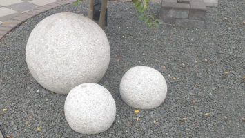 betonova koule na zahradu