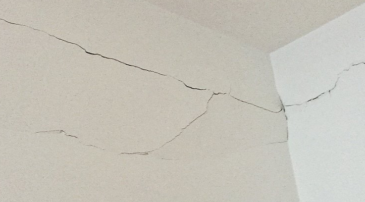 popraskana zed popraskana zed