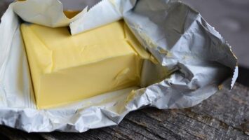 Domácí máslo jen za 15 Kč: Proč platit víc za jogurt?
