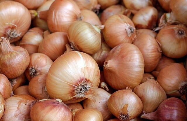 jak dosahnout zlataveho krupaveho smazeni cibule bez pripaleni klicem je spravne pouziti mouky Jak dosáhnout zlatavého, křupavého smažení cibule bez připálení? Klíčem je správné použití mouky
