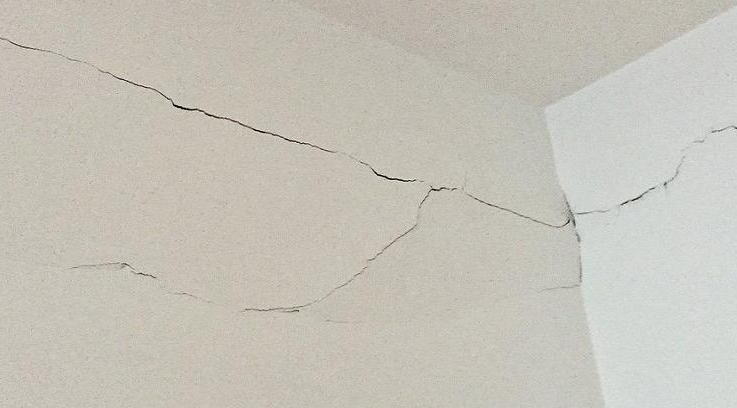 oprava praskle omitky bez sadry zvolte spravne tmely a techniku Oprava prasklé omítky bez sádry. Zvolte správné tmely a techniku