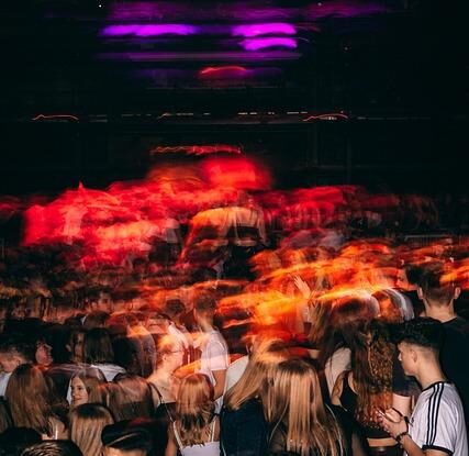 Zbavte parkety červotočů bezpečně. Použijte benzín nebo terpentýn opatrně