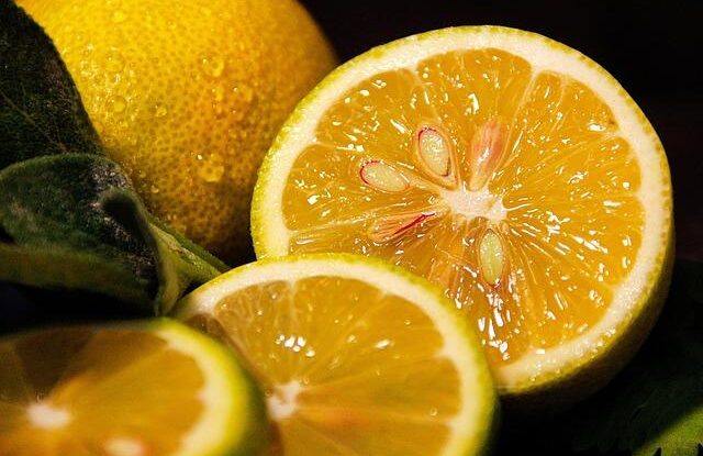 Odstraňte atraktivitu potravin pro mravence v domácnosti. Nakrájený citron účinně odpuzuje hmyz