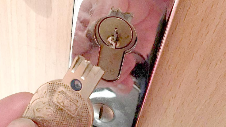 dostante se zpet do zamcene mistnosti neni nutny zamecnik Dostaňte se zpět do zamčené místnosti. Není nutný zámečník