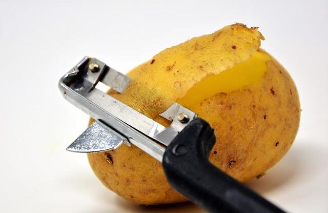 Pomocí slupek brambor předcházejte usazování sazí v komíně. Slupky snižují tvorbu dehtu a usazenin