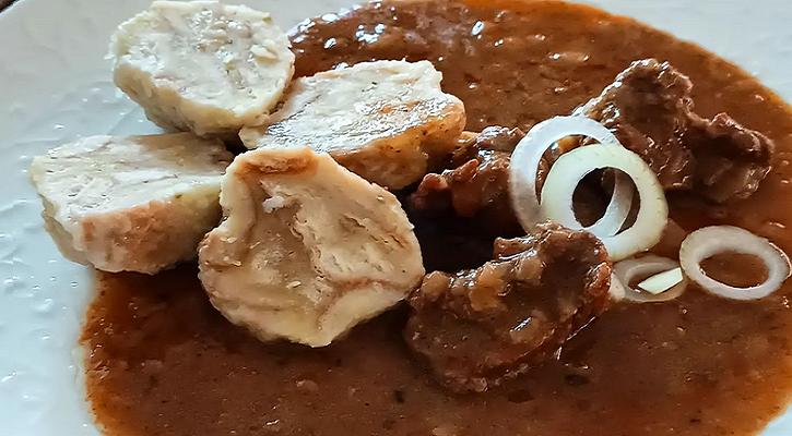 Marinování masa v mléce tlumí zápach. Zjemňuje jeho strukturu