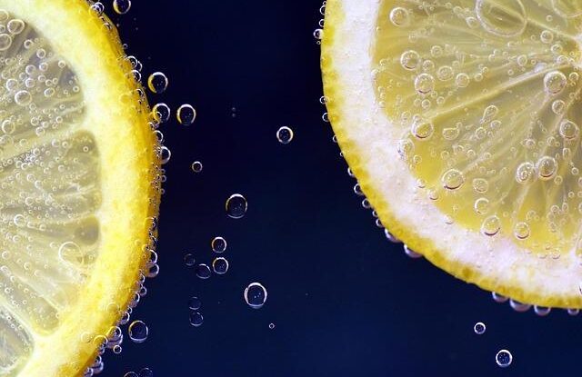 Mouchy v bytě i v domě. Vyzkoušejte vůni citronu a hřebíčku k jejich odpuzování