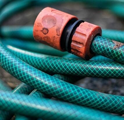 zmekceni ztvrdle hadice pouzijte vodu nebo cpavek bezpecne Změkčení ztvrdlé hadice. Použijte vodu nebo čpavek bezpečně