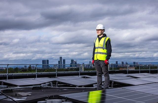 Jak zamaskovat spáry mezi panely? Výběr materiálu a finální úprava