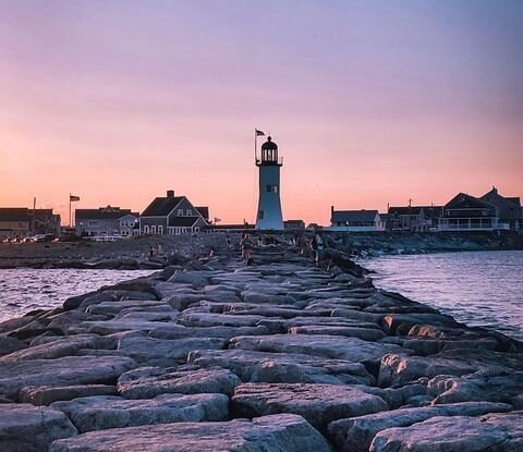 Tapeta se zvedá a odlupuje. Použijte stříkačku a speciální lepidlo na tapety k pevnému přilepení