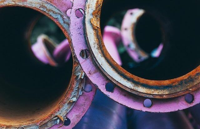 Odstranění rzi z drobných předmětů. Použijte Coca-Colu a drátěný kartáč