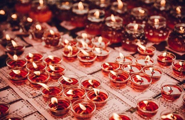 Zapalte oheň bez přikládání. Použijte švédskou svíci