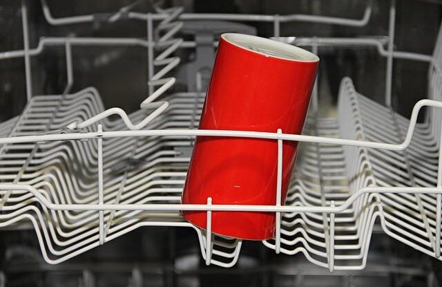 jak setrit na vodnem s myckou nadobi spotrebuje mene vody nez rucni myti Jak šetřit na vodném s myčkou nádobí. Spotřebuje méně vody než ruční mytí