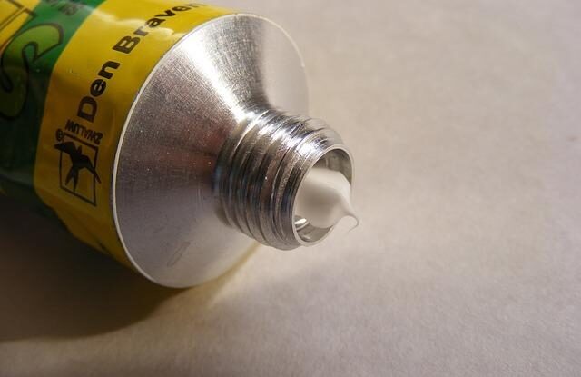 Jak správně utěsnit okraje vany. Použijte moderní postup