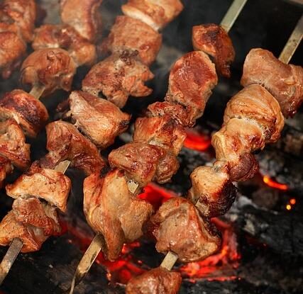 Chcete, aby maso nepřilnulo k pánvi? Zkuste retro trik z devadesátých let