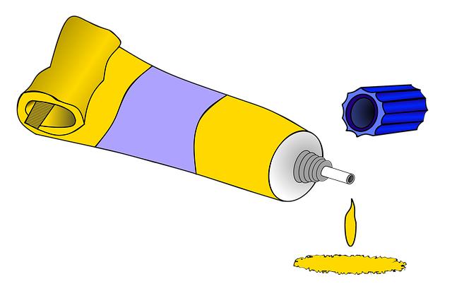 Vyhněte se poskvrnám od sekundového lepidla. Chraňte pokožku rukavicemi a odstraňujte přebytek ihned