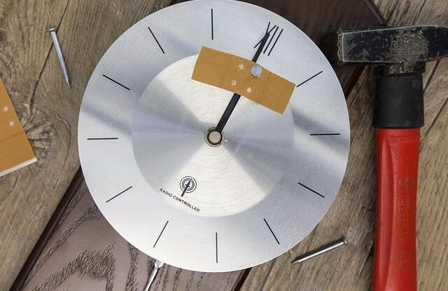 jak zpevnit hrebik ve zdi pomoci lepici pasky Jak zpevnit hřebík ve zdi pomocí lepicí pásky?