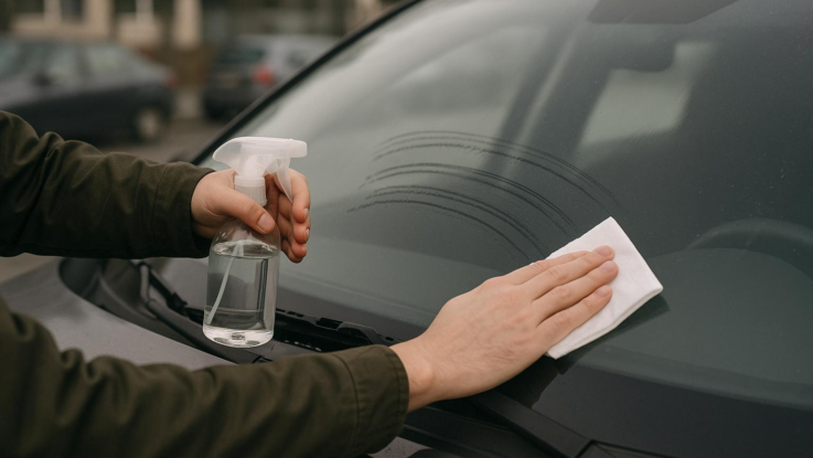 jak odstranit cary po steracich staci jednoduchy trik s alkoholem Jak odstranit čáry po stěračích. Stačí jednoduchý trik s alkoholem