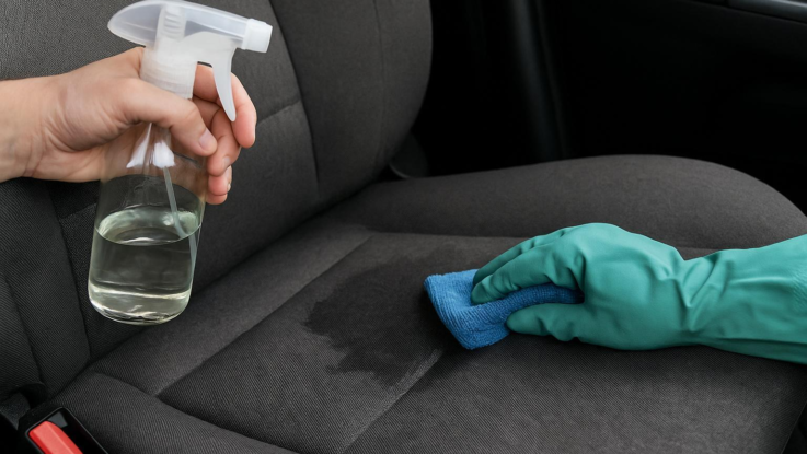 Jak vyčistit potahy bez demontáže. Pomůže směs z octa a vody